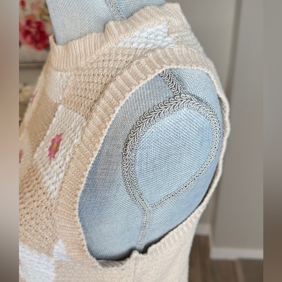 Women's Beige and White Sweater Vest - Picture 4 of 6